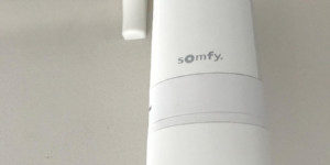 Irismo WIREFREE napęd ze sterowniem radiowym i zasilaniem bateryjnym | Elektryczne.eu