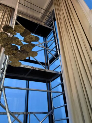 Wysokie okna z rusztowaniem przy lampie