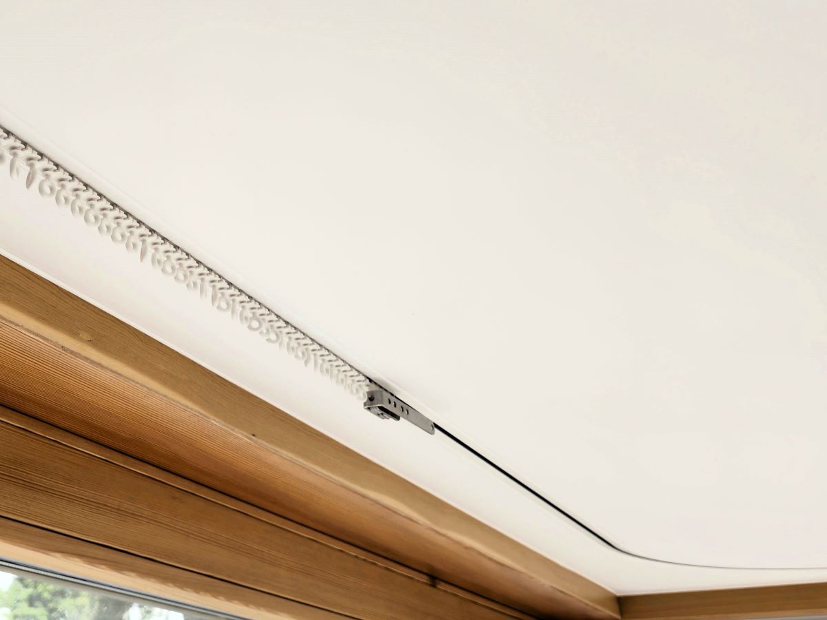 elektryczny karnisz wpuszczany w sufit, karnisz podtynkowy