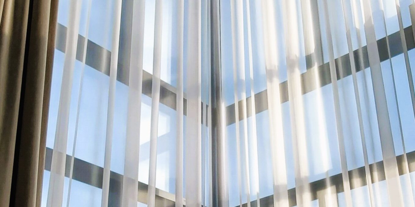 Warszawa firany elektryczne w oknie narożnym Okno wysokie z zaslonami i firanami