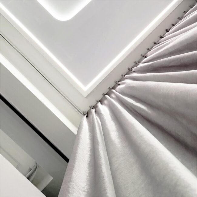 karnisz elektryczny na suficie - narożny