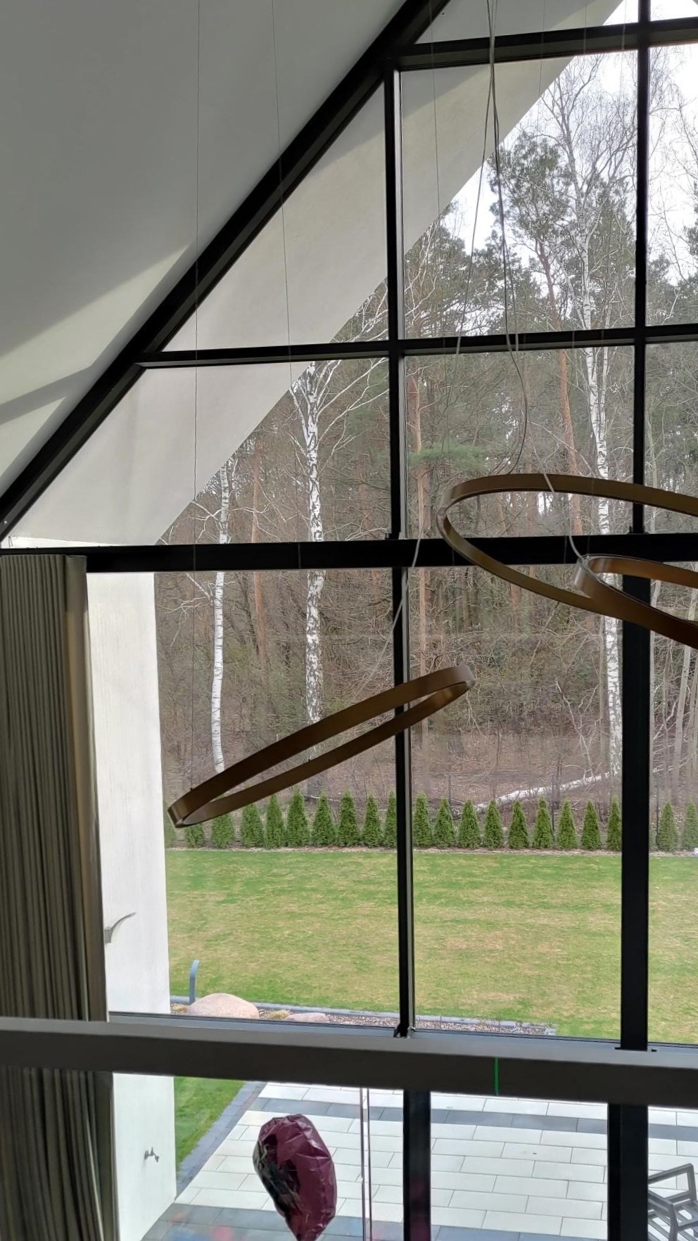 Karnisz elektryczny w oknie wysokim