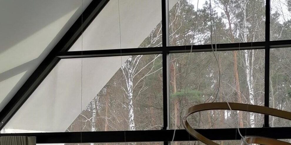 Karnisz w oknie wysokim 9 m wysokości karnisze na okna skośne