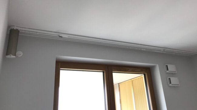 Jak podłączyć karnisz elektryczny